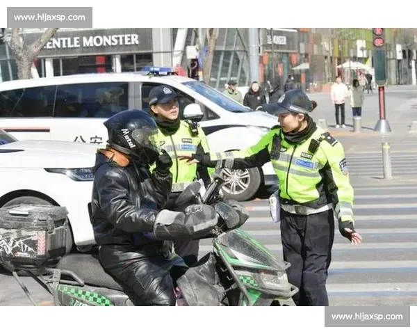 铁骑玫瑰护赛场:苏超女骑警的刚柔担当 铁骑玫瑰护赛场:苏超女骑警的刚柔担当